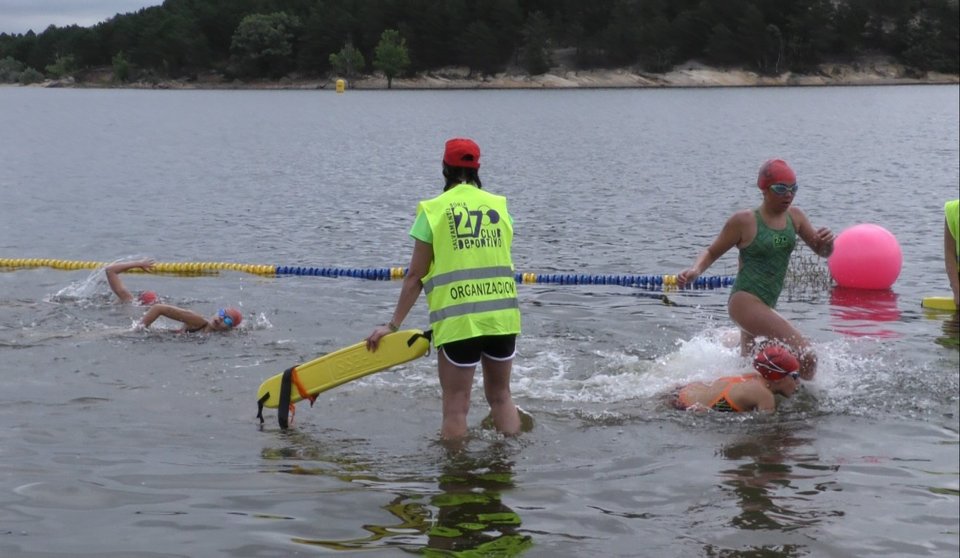 Celia saliendo del agua para llegar corriendo a la meta/TVP