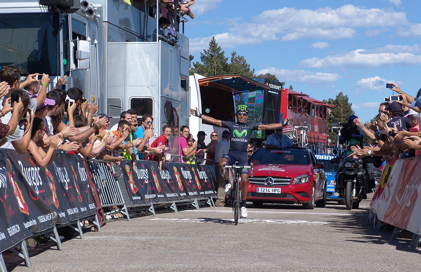 Nairo Quintana entrando en meta en las Lagunas de Neila en la edición 2013