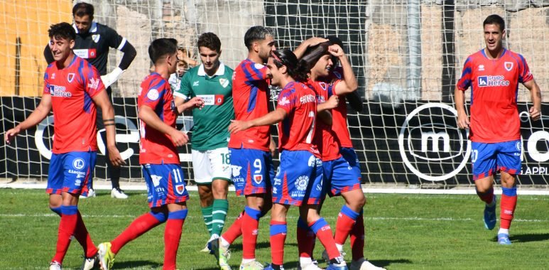 El C. D. Numancia consiguió la victoria en la primera salida del campeonato  liguero al vencer al Coruxo F. C. por 1-2