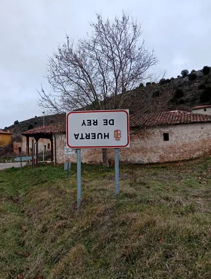 Huerta de Rey amaneció con su cartel boca abajo